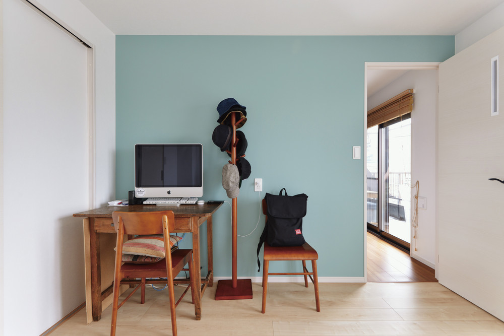 爽やかなブルーグリーンの壁紙が家具ともマッチしています。