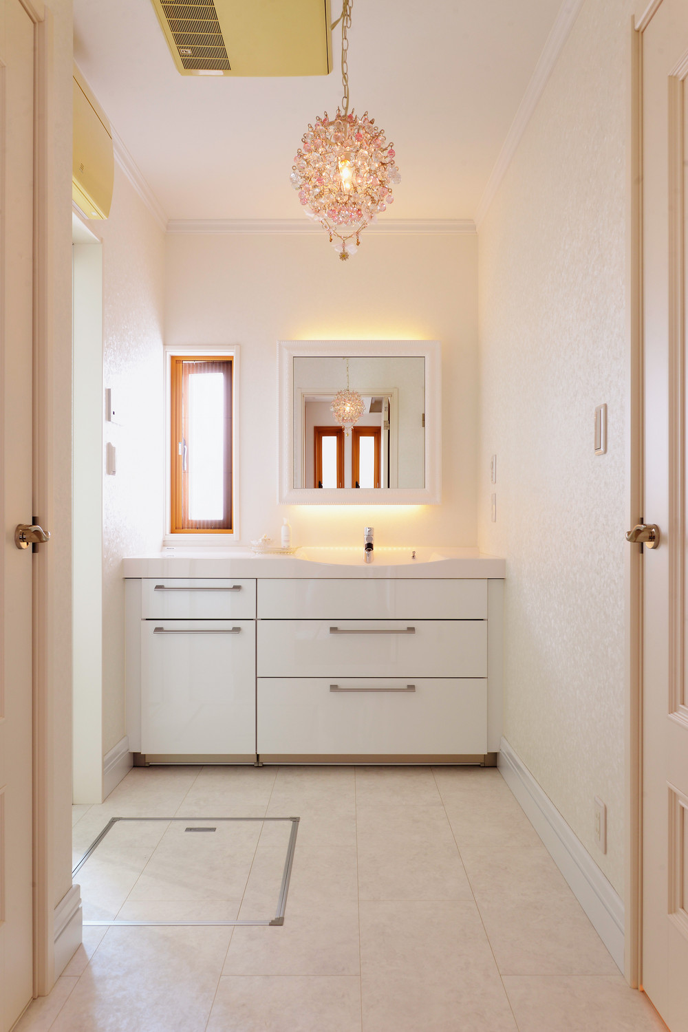 モール材を組み合わせ、純白に塗装した鏡は世界に一つだけのお気に入り。