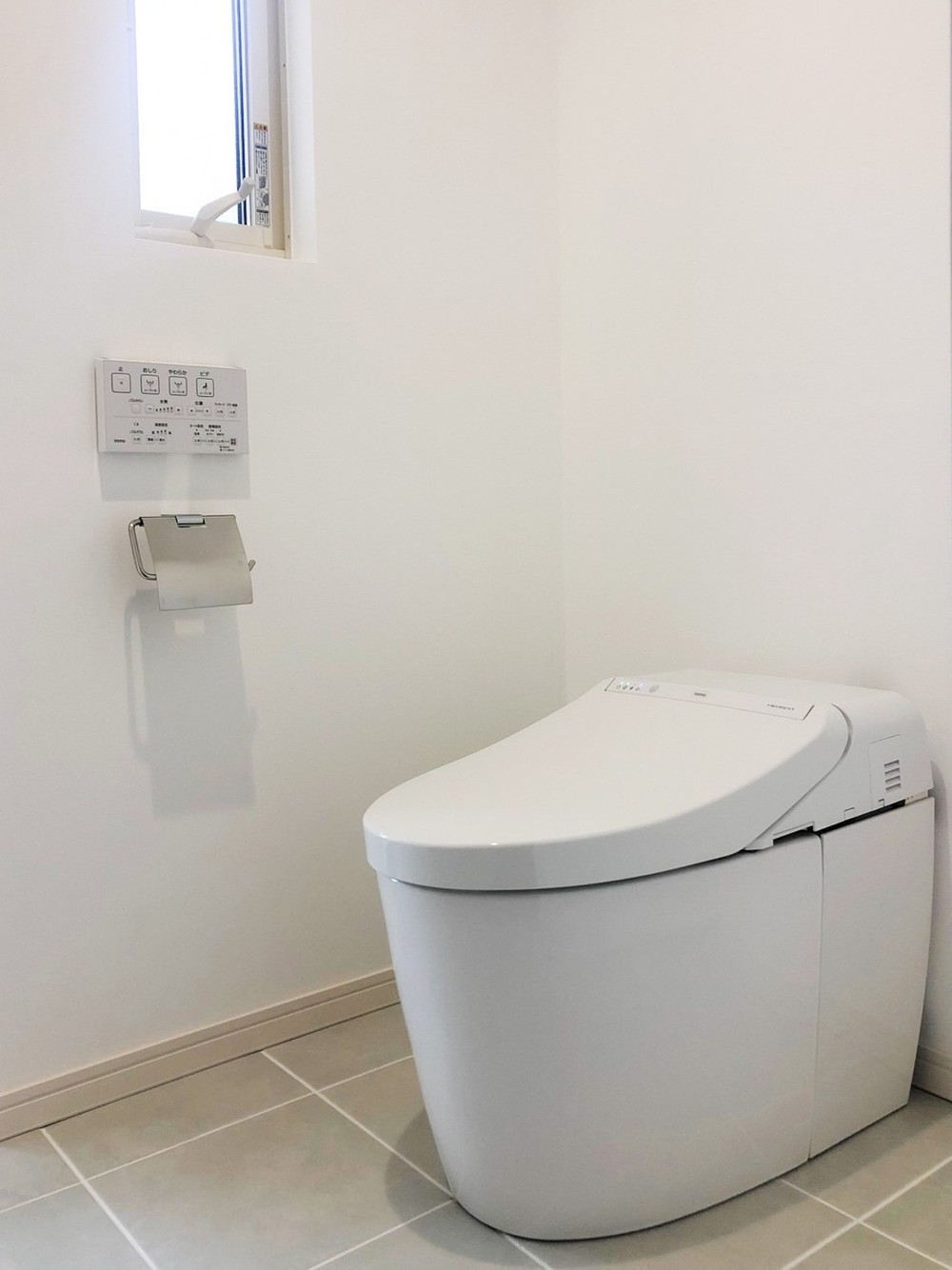 間取り変更によって広々のトイレ空間になりました。タンクレストイレにリフォームすることで清掃性はもちろん、空間のデザイン性もホテルライクにぴったりです。