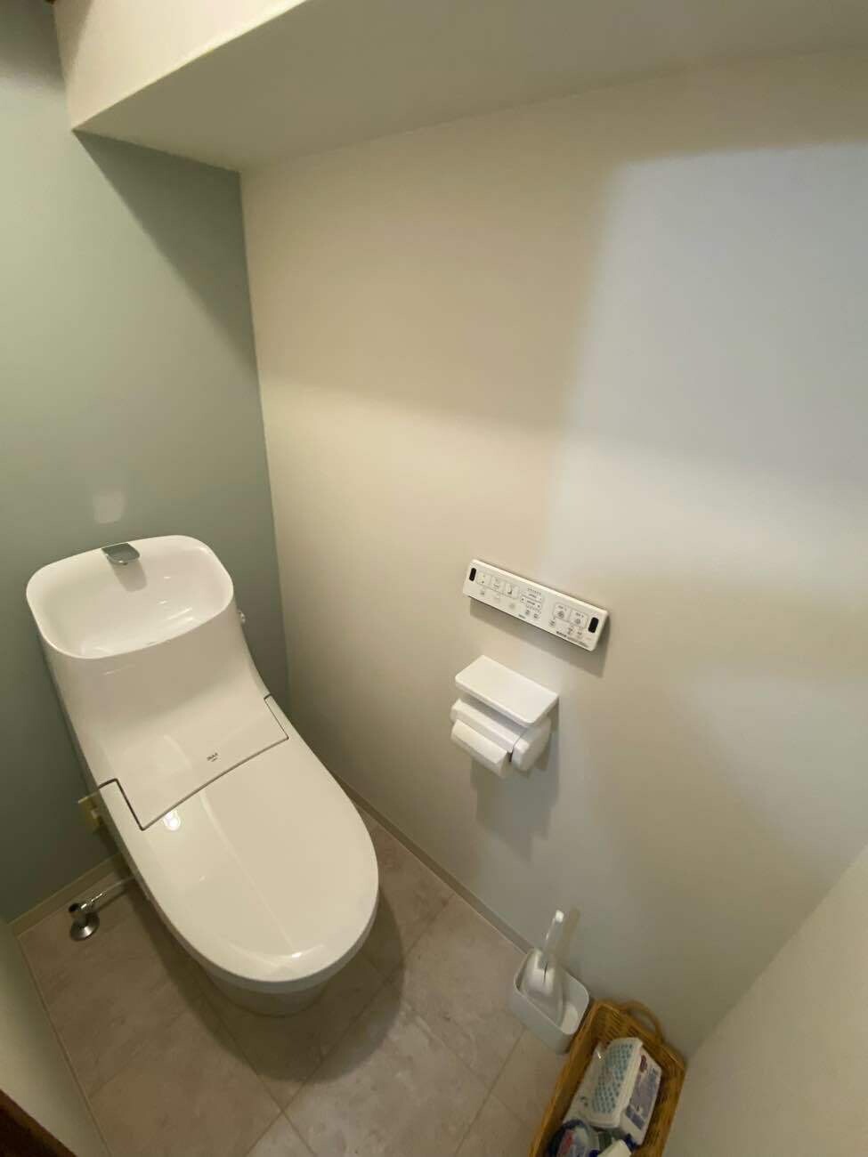 横長の壁付けリモコンでトイレもすっきり