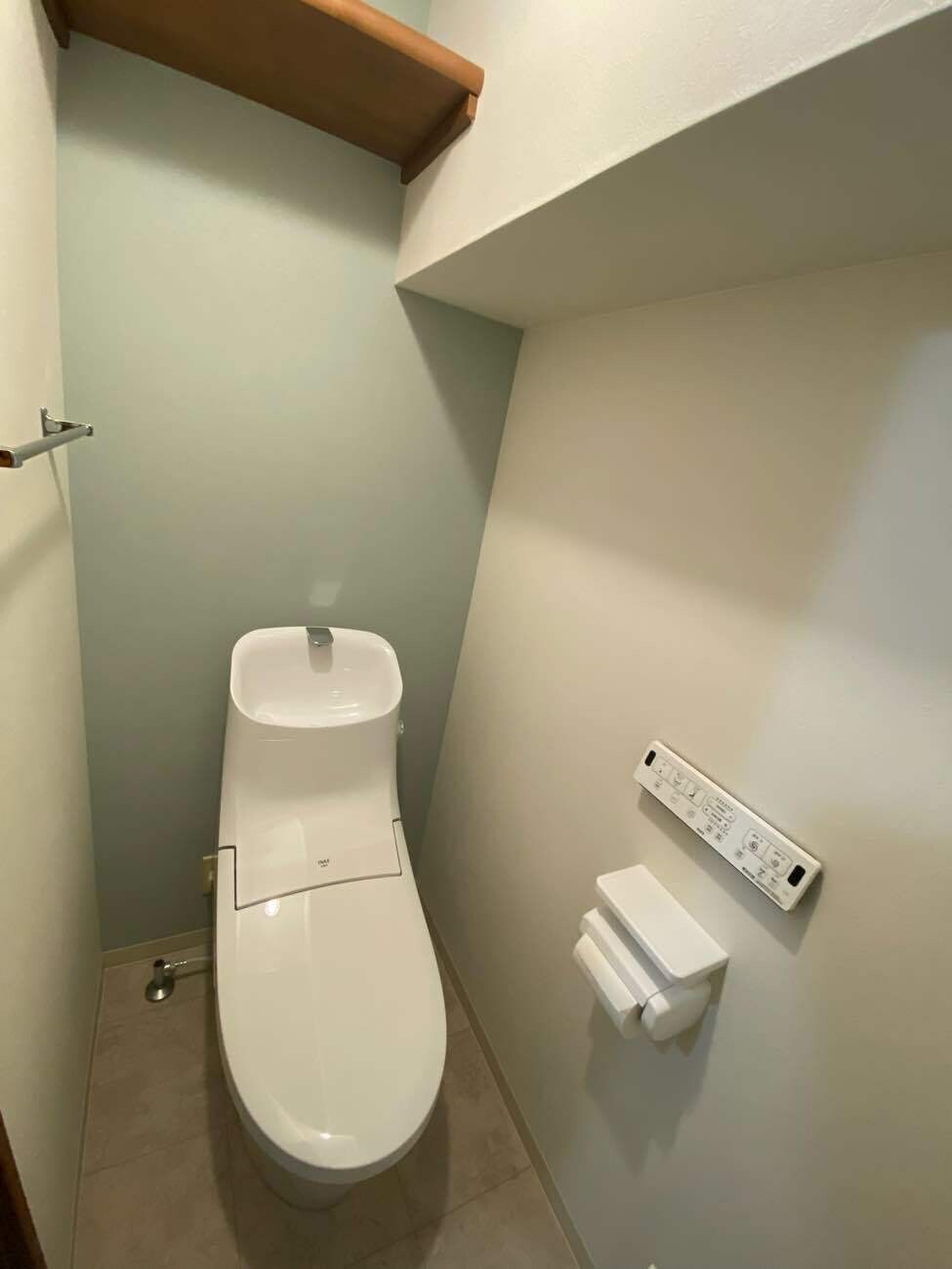 タンク一体型のトイレでお掃除も楽々　壁リモコンですっきり