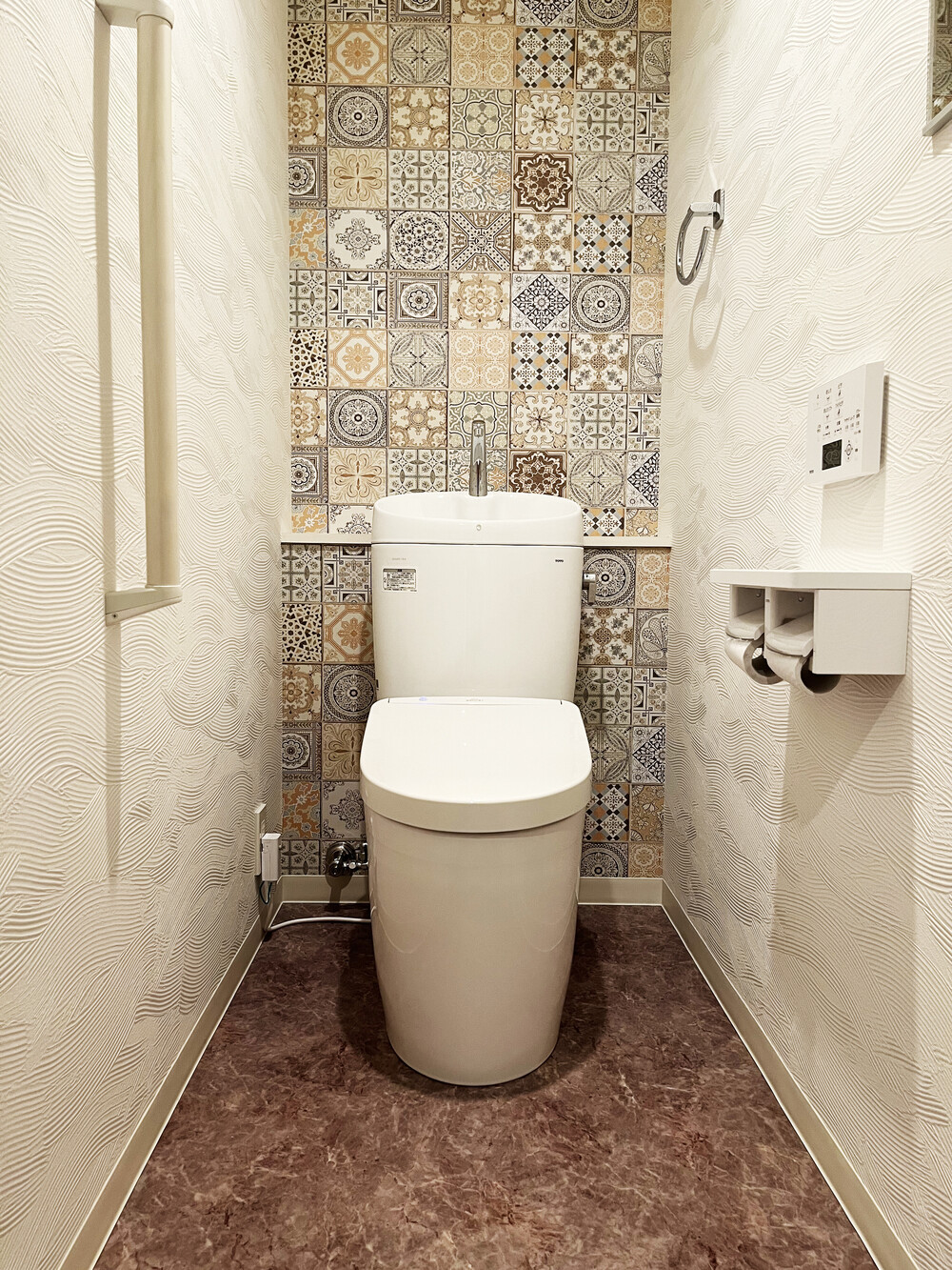 壁紙のコーディネートで、トイレがくつろぎの空間に生まれ変わりました。
