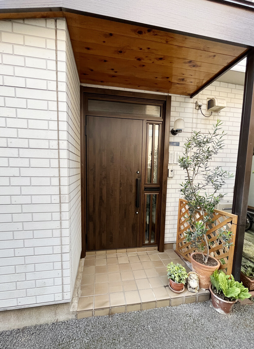 玄関ドアは前よりも重厚感があり、玄関の外まわりの木部も再塗装しました。