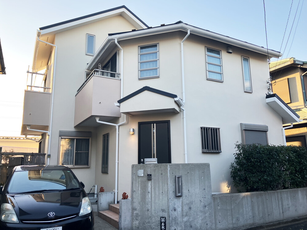 青空に映えるアイボリーのお家