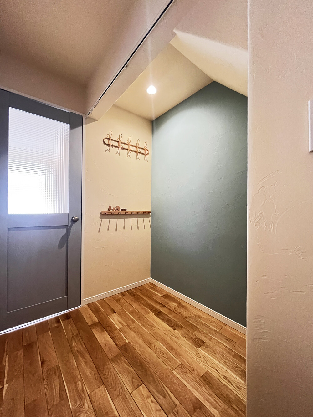 階段下の押し入れは、収納スペースを広げることができました。