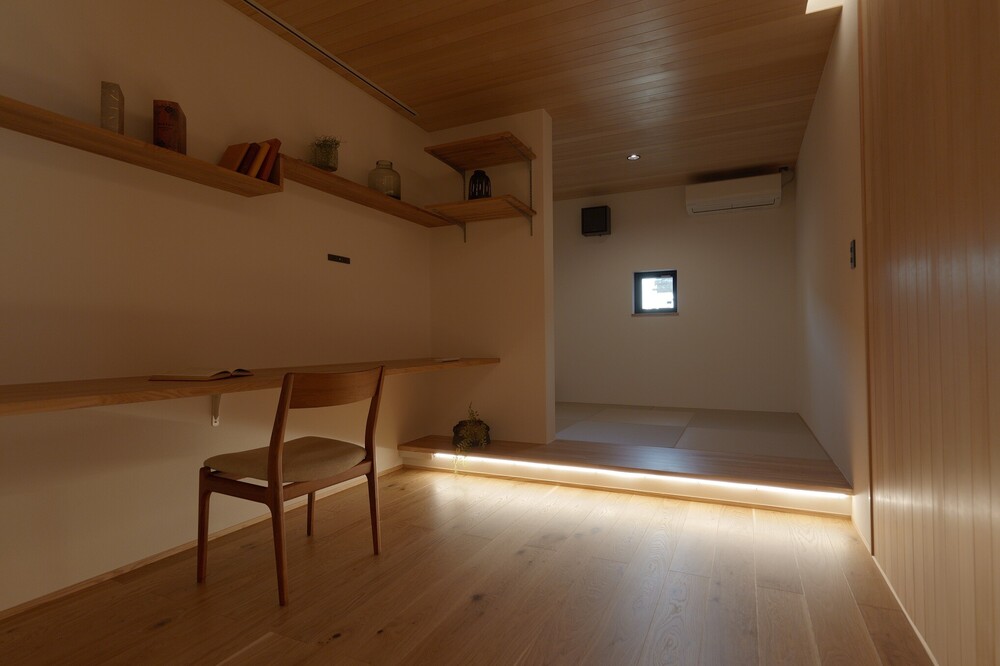 子供の高校進学にあたり子供部屋が必要になってきた為 作る事となりました。畳敷の小上がりで寝るスタイルでベッドは不要。デスクもタモ材で備え付けて買わない。旅館の個室をイメージした子供部屋が完成しました。ダクトレス熱交換第一種換気付きで機能性ある居室空間です。敷台の間接照明は夜間トイレ歩行用です。（夜間覚醒効果を低減）。また子供部屋間仕切りは防音仕様になっております。