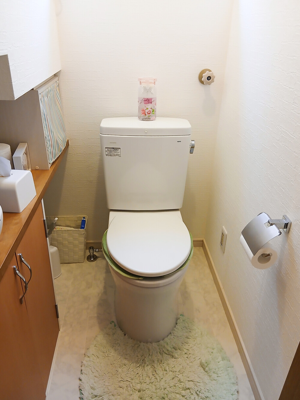 タンク周りがフラットになり、空間がスッキリ。クロスや床も明るい色に一新し、清潔感あふれる空間になりました。