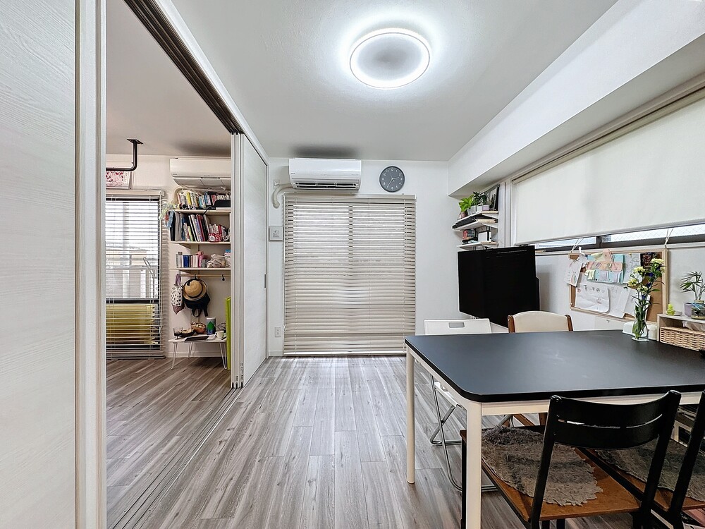 リビングの隣は和室を洋室に改修し、一体感と広がりを感じる空間に。必要に応じて扉を閉めておけます。