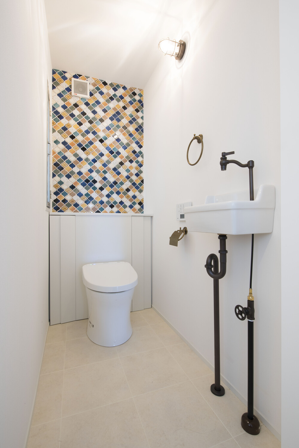 照明、ペーパーホルダー、タオルリングも素材を統一し、空間すべてが絶妙に良いバランスで、おしゃれな雰囲気になりました。