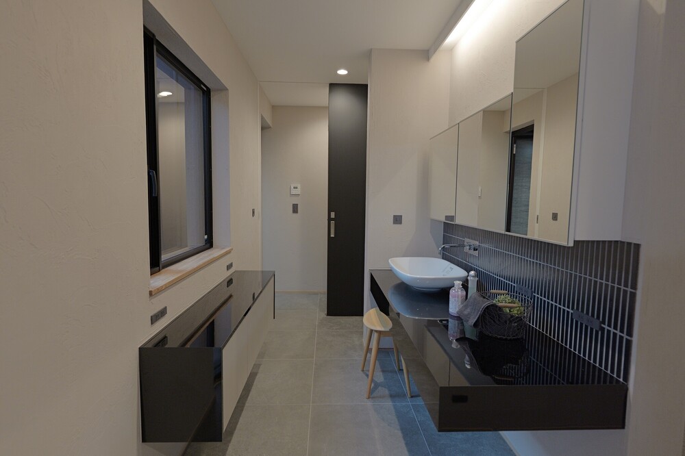 改修後は、独立型の脱衣場とサンルーム空間を設けました。ベンチ型収納に座り中庭も望める明るく通風性の良い洗面空間です。