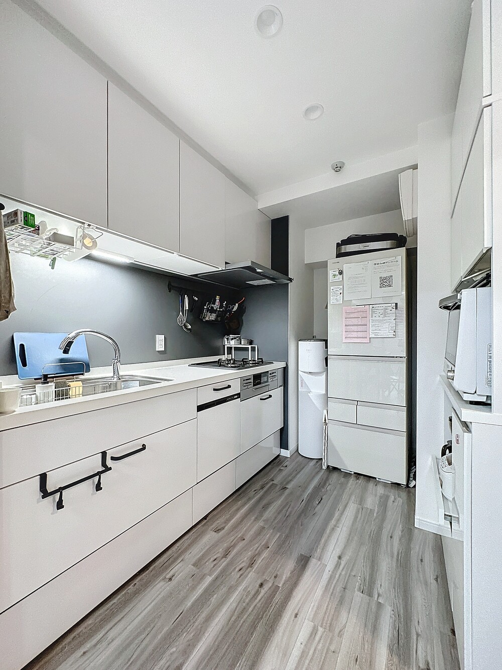 K様ご自身でキッチンの対面にキャビネットを購入され収納力がアップしました。