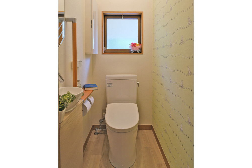 掃除しやすく。こだわりのクロスで遊び心あるトイレへ。