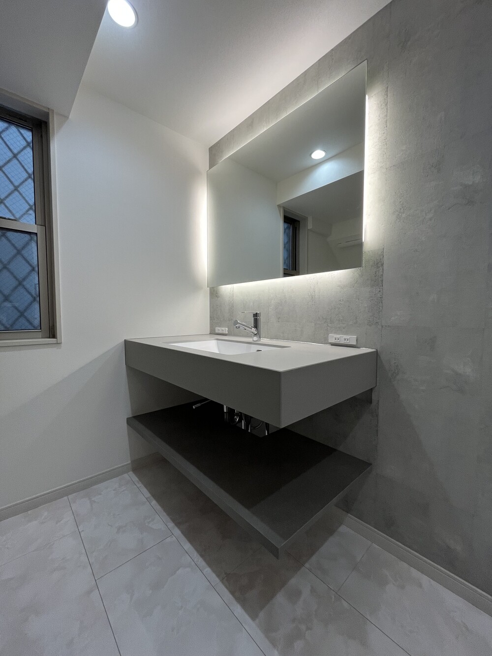 カウンターと人工大理石のボウルが一体となった、シンプルで美しい洗面台。