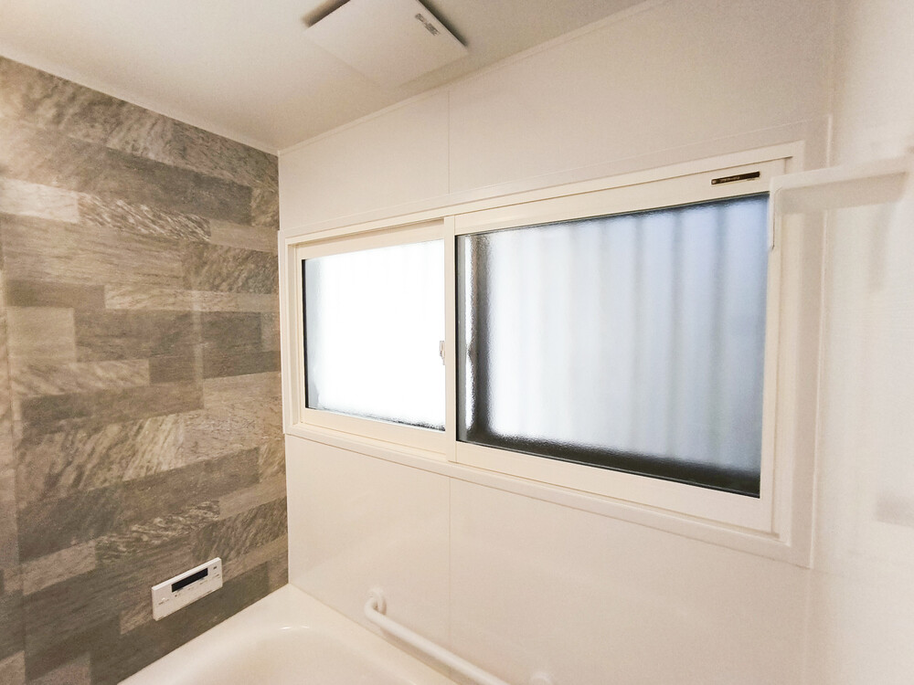 内窓「プラマードU」をプラス。断熱効果を高め、冬でもポカポカのバスタイムに 。