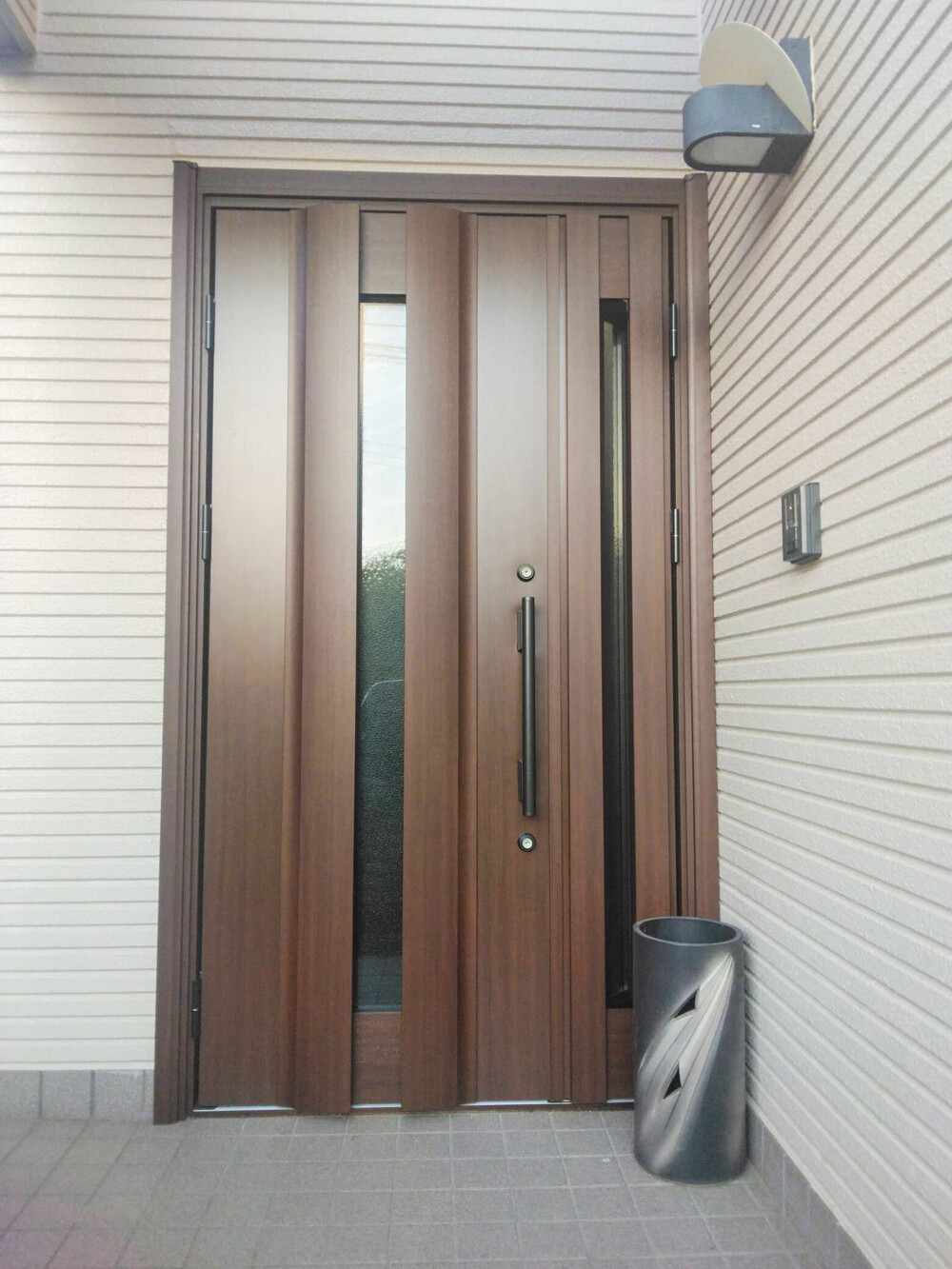 木目調の明るいデザインへ一新。断熱性が高く、ドアを閉めたままでも風を採り入れられる機能的な玄関に生まれ変わりました。