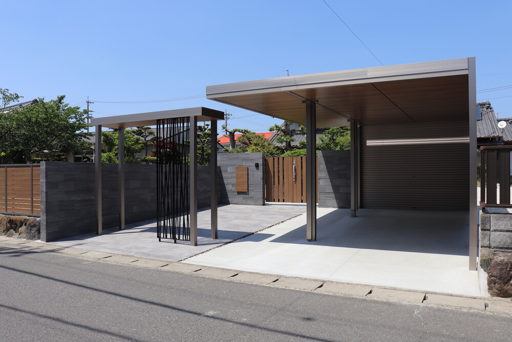 介護のし易さを考慮しつつ、デザイン性も重視した門廻りの改修工事。圧迫感のない門構えで、広い敷地にもとてもマッチしました。