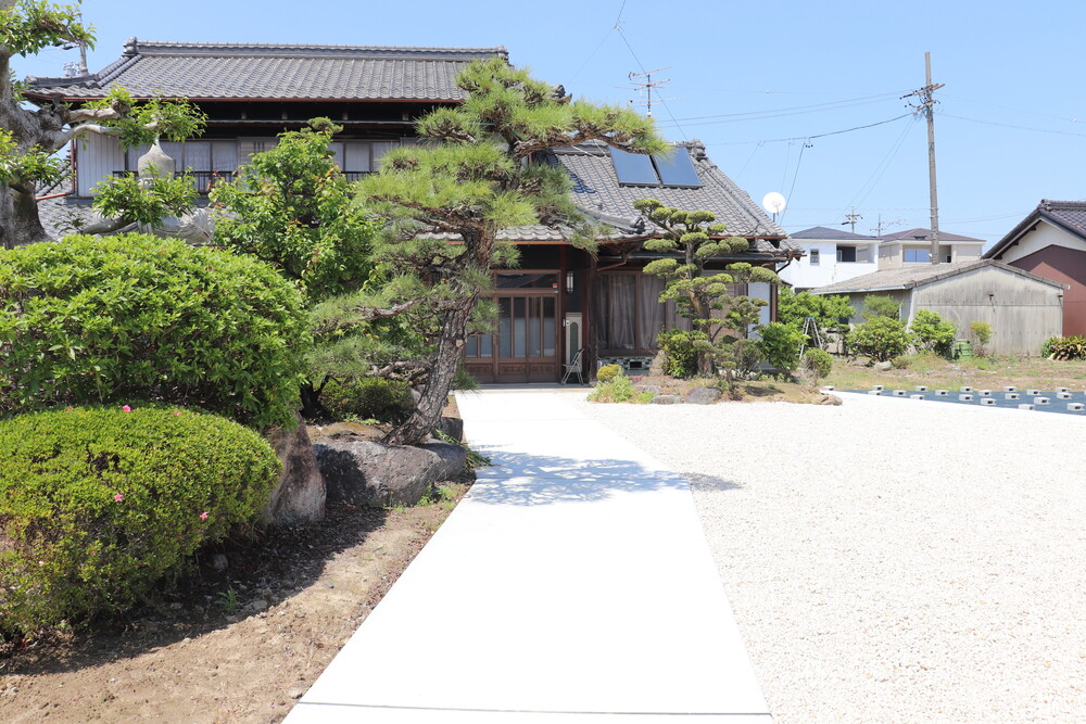 スロープを倍の幅1800に広げ、玄関までの導線を真っすぐに滑らかなスロープに改良しました。