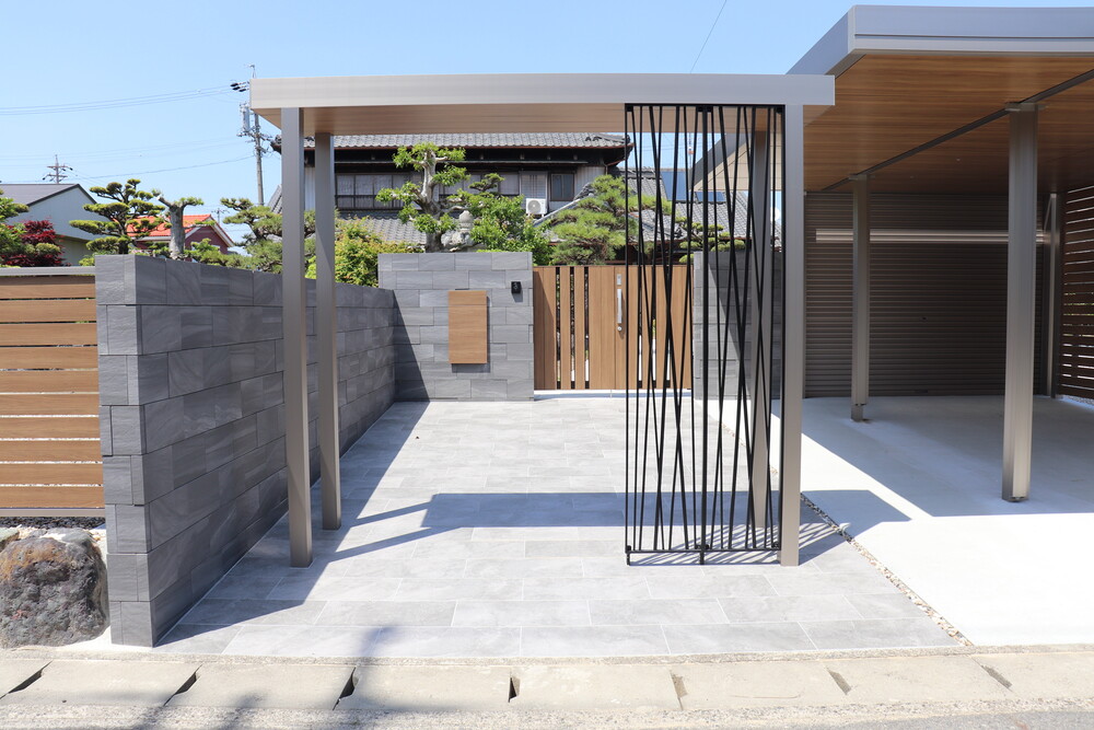 歩行者側は、デザインを重視したゲートとタイルで仕上ました。土間とタイルの間は、スリットを入れ砂利を入れましたが、車椅子が通ることを考慮して１m分は繋げてあります。