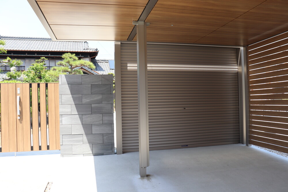 防犯と工事後の事を配慮して設置したシャッター。手前ではなく奥に設置することで圧迫感のないアプローチに仕上がりました。