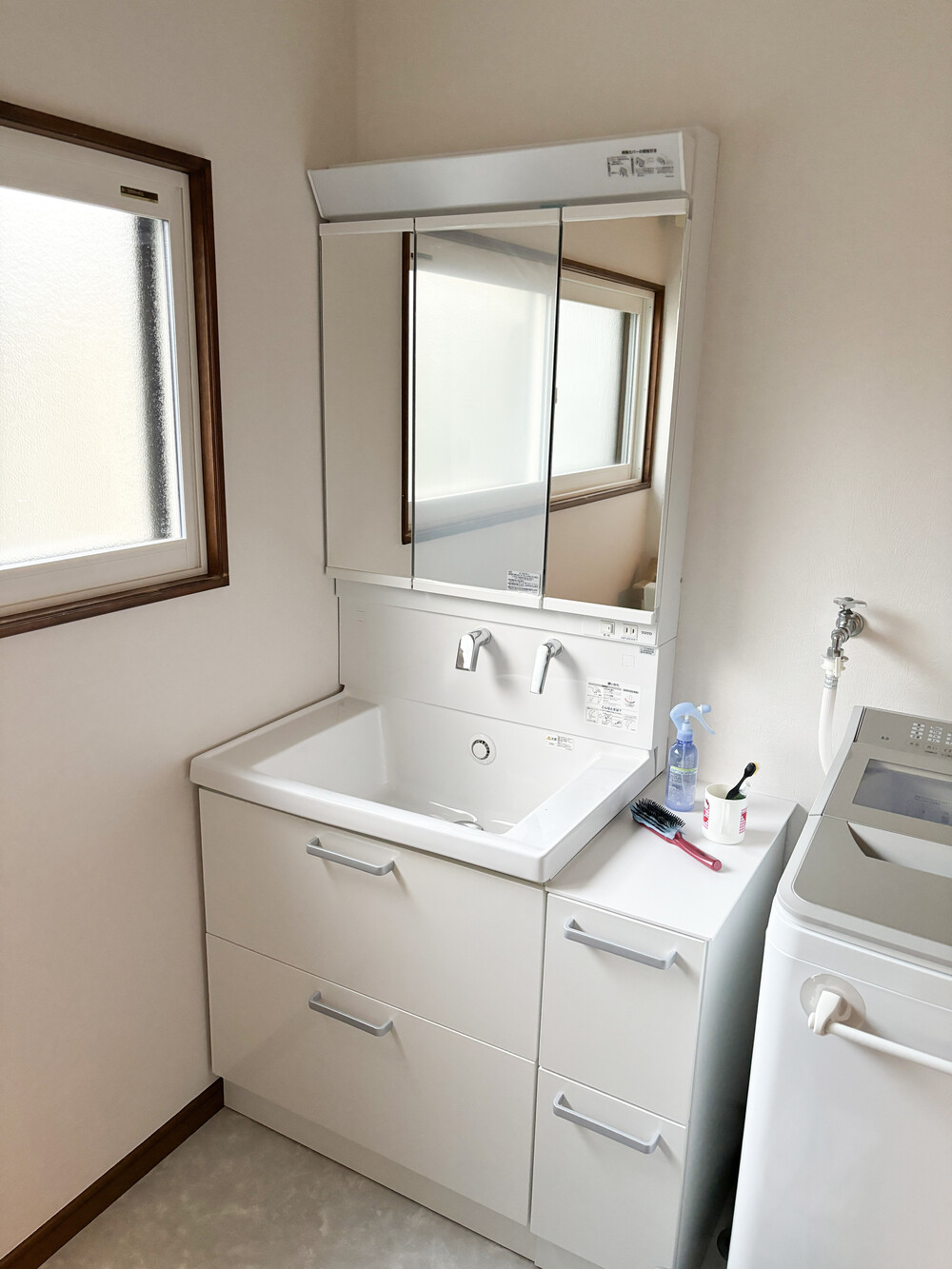 TOTO「サクア」を採用。鏡裏と足元の収納力アップで、空間全体がスッキリと明るくなりました