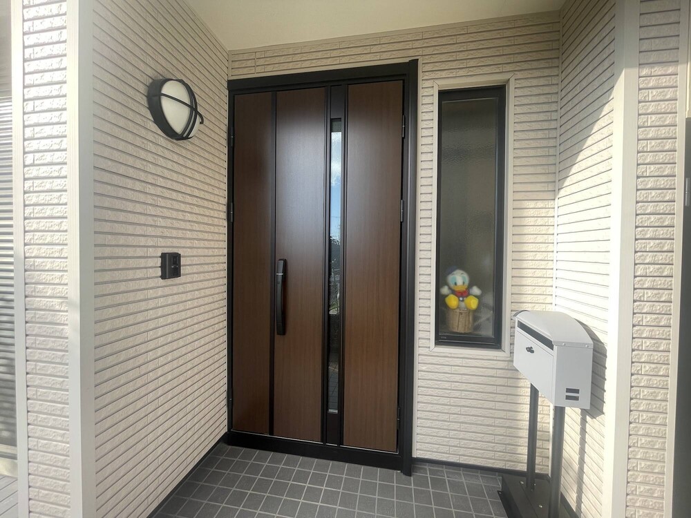 木目調の縦ラインが美しい、モダンで開放的な玄関へ一新。