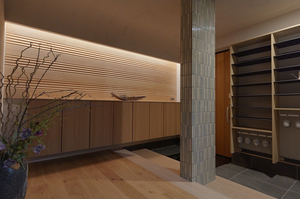 既存玄関ホールの２倍程度に広げて、玄関クロークなども併設させ　ゆったりと使用できる玄関ホールへ改修。また基礎断熱（ネオマゼウス130mm）を施工し温度差の少ない空間へ