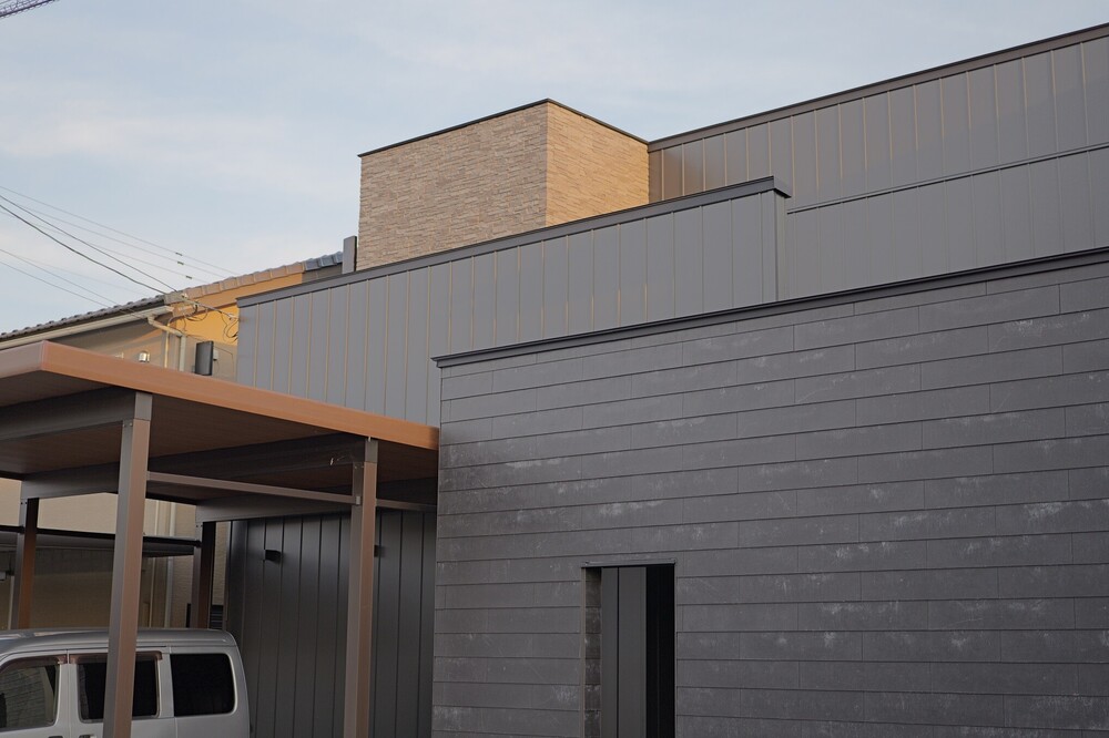 軒無しでも雨汚れ風化に強いといわれるガルバニウム鋼板を外壁材に採用しました。また外壁～屋根の通気確保の為　専用通気金物を用いて二重屋根構造へと作り変えました。