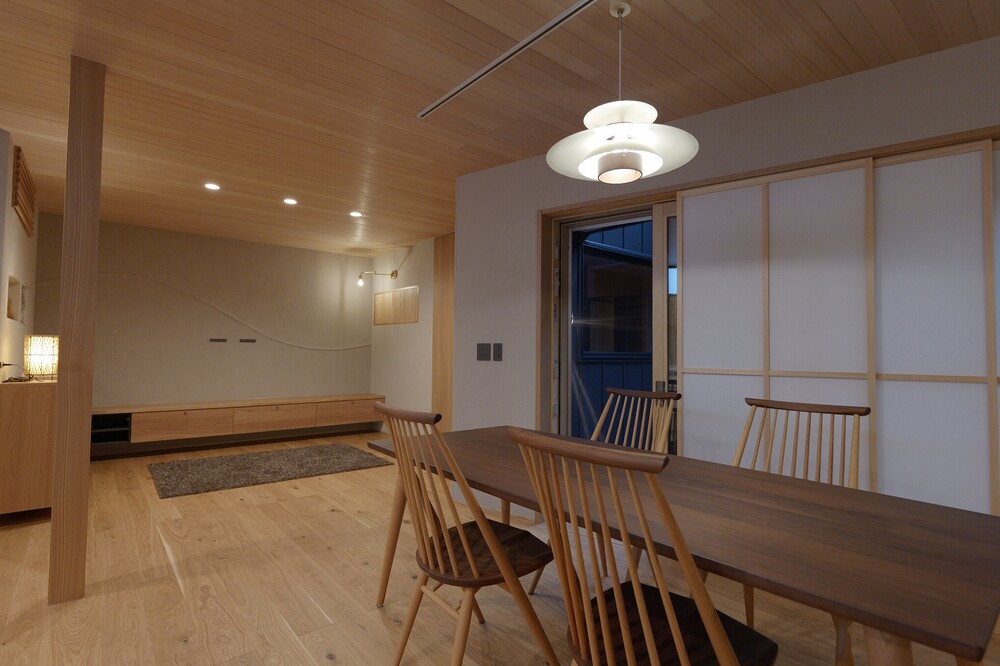 少しでも暖房効率を上げる為21帖へ減築。また窓はトリプルガラス木製サッシと障子戸との組み合わせで　一日の疲れを癒す和風旅館をイメージした仕上げにしました。断熱性はUA値＝0.26へ改修。仕上げ材は　すべて珪藻土仕上げ（一部タイル）に 無垢の羽目板天井・無垢ナラフロア　自然素材のみの温かみある建物です。
