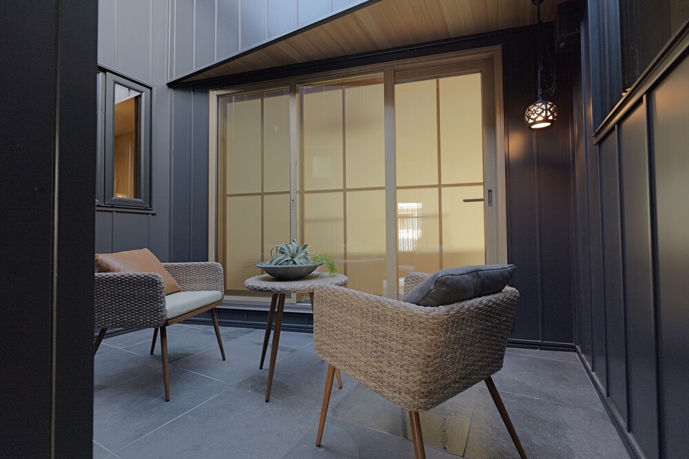 改修後　樹木は撤去、タイルテラスとし掃除のしやすい水捌けの良い中庭空間としました。