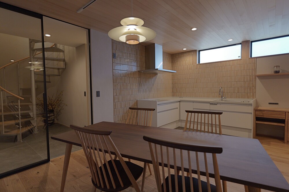 南面の窓をトリプルガラスのスリ硝子（日射取得ガラス）高窓としプライバシー性と日射取得確保を両立しました。既存の螺旋階段はそのまま利用しました。