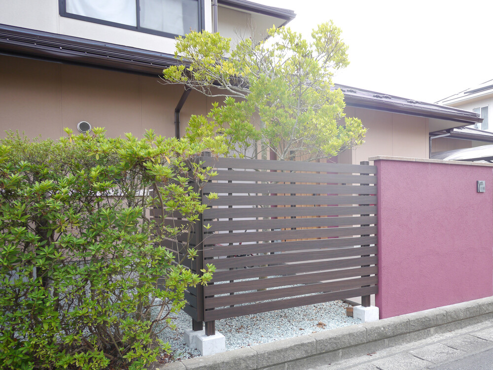 バックヤードは木目調フェンスで目隠し。上品で温かみのある雰囲気へ。