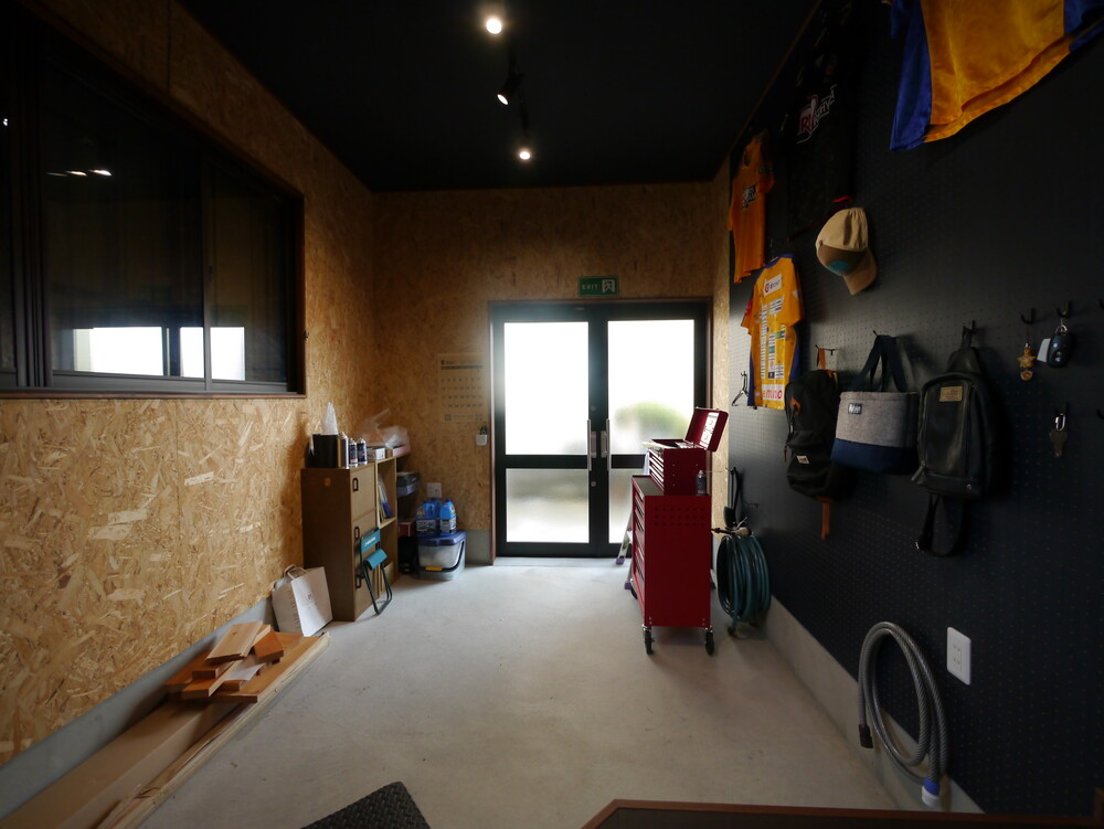 OSB合板と有孔ボードで仕上げた、男心をくすぐるアトリエ空間。