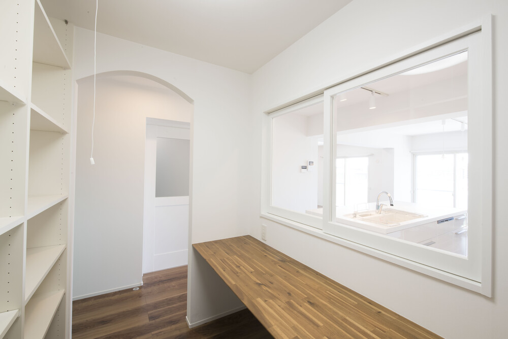 マンションの真ん中でありながら、日の光が入るので、とても明るい空間です。