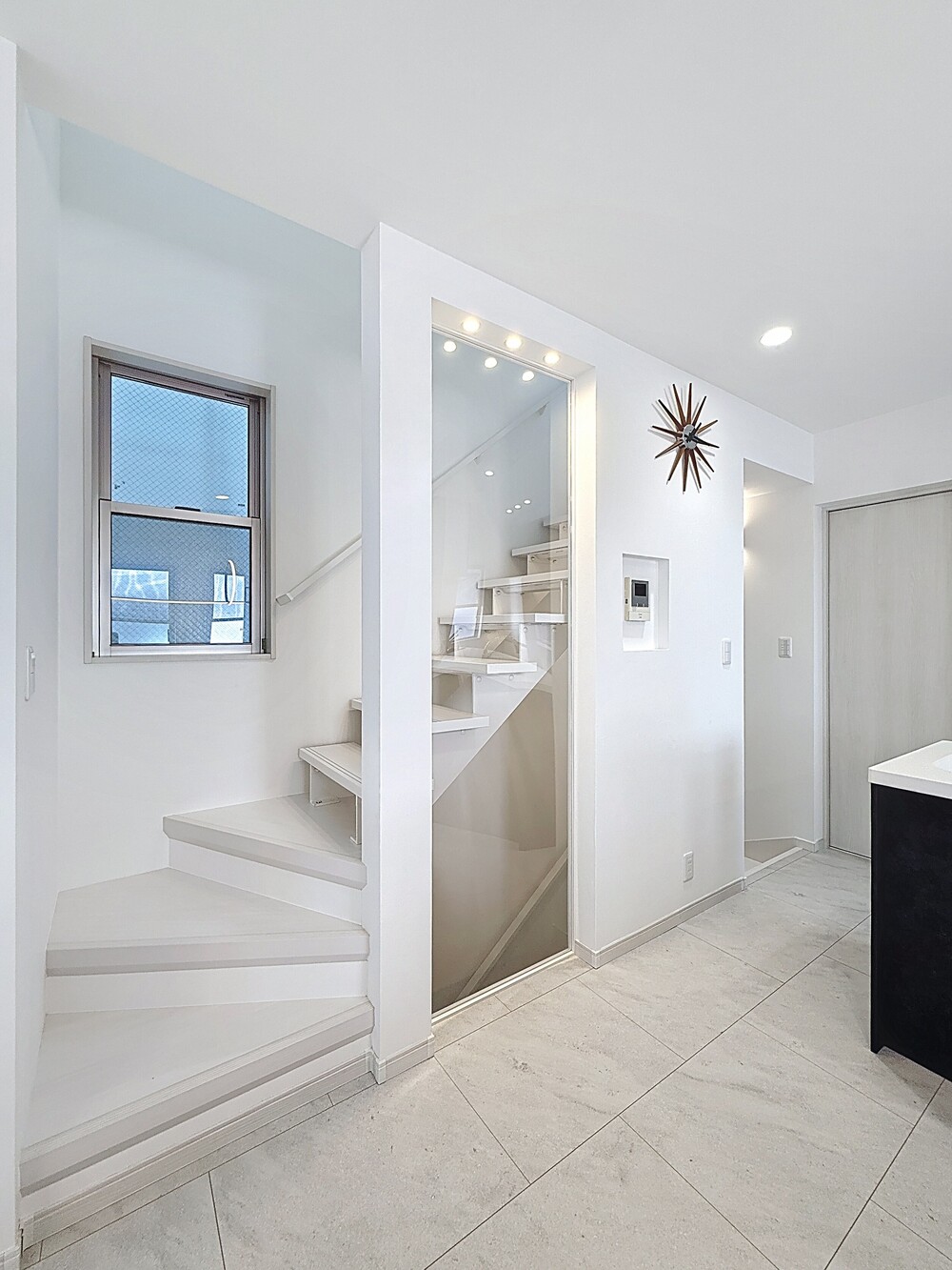 格子窓を撤去しアクリル板を入れ、全体をホワイトで統一。トップの照明が素敵なアクセントとなり、明るく洗練された空間に。