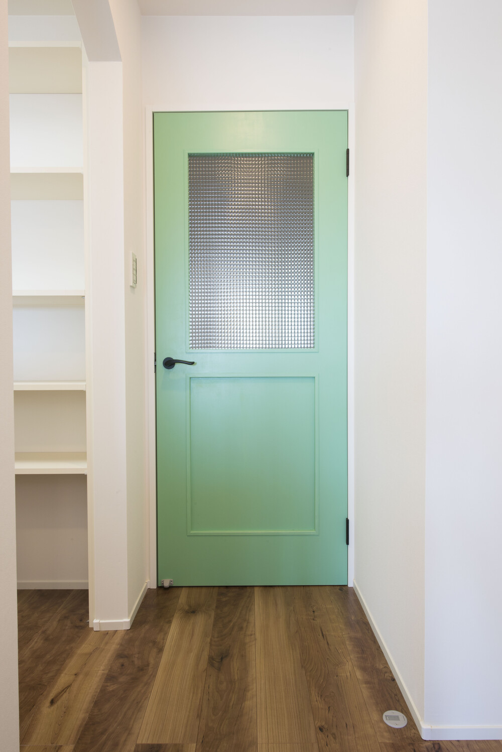 ずっと眺めていたくなるような可愛らしい扉。床と壁の色味と絶妙にマッチして、雑貨屋さんかカフェのような雰囲気になりました。