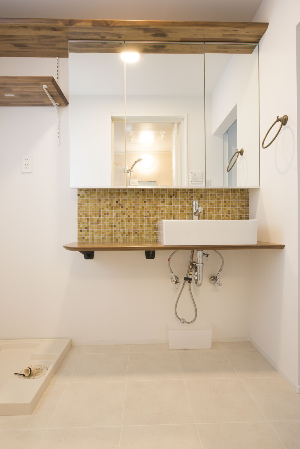 床と壁と棚の色味とモザイクタイルの色味がとてもマッチしています。優しい雰囲気でおしゃれな空間になりました。