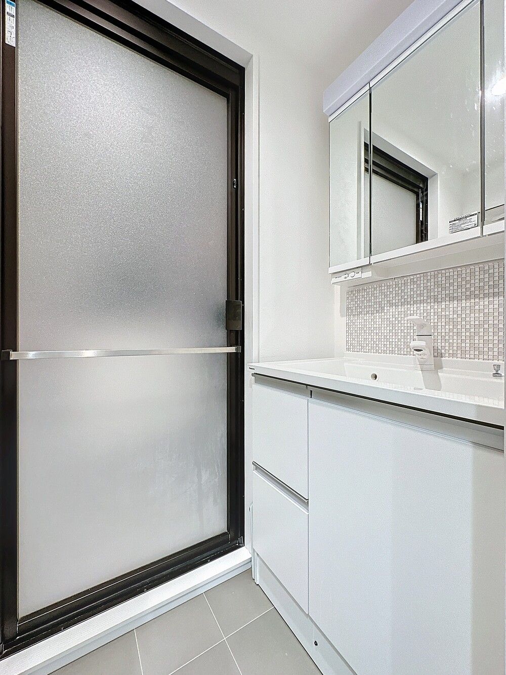 インテリアの随所にブラックを取り入れてシャープな印象をプラス。浴室のドアも素敵です。