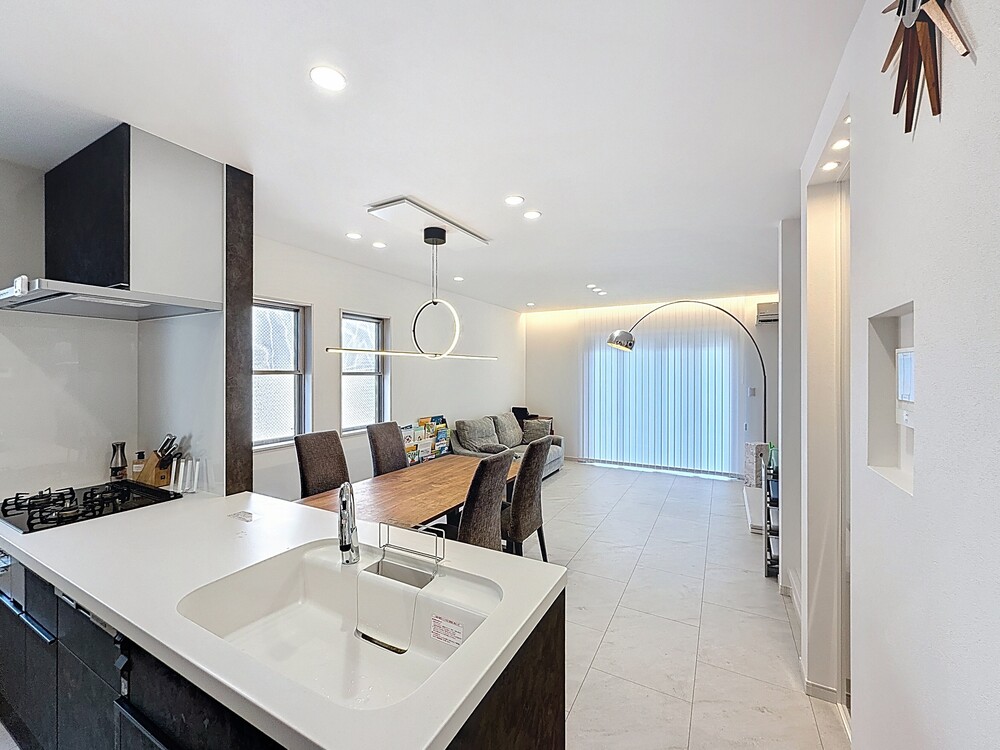 すっきりとシンプルな空間に、ご夫婦で選ばれたモダンな照明器具がアクセントになっています。