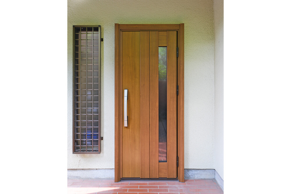 補助金で断熱防犯ドアへ。採風と電子キーで快適に。