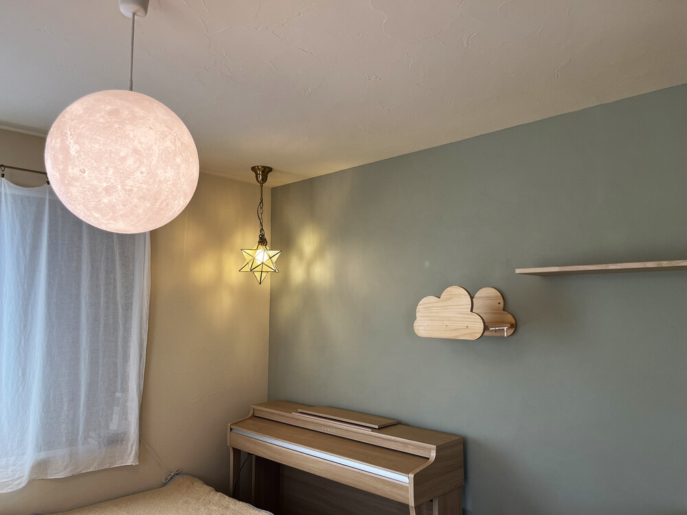 照明の星の模様が壁に映る様子。O様お気に入りの眺めです。