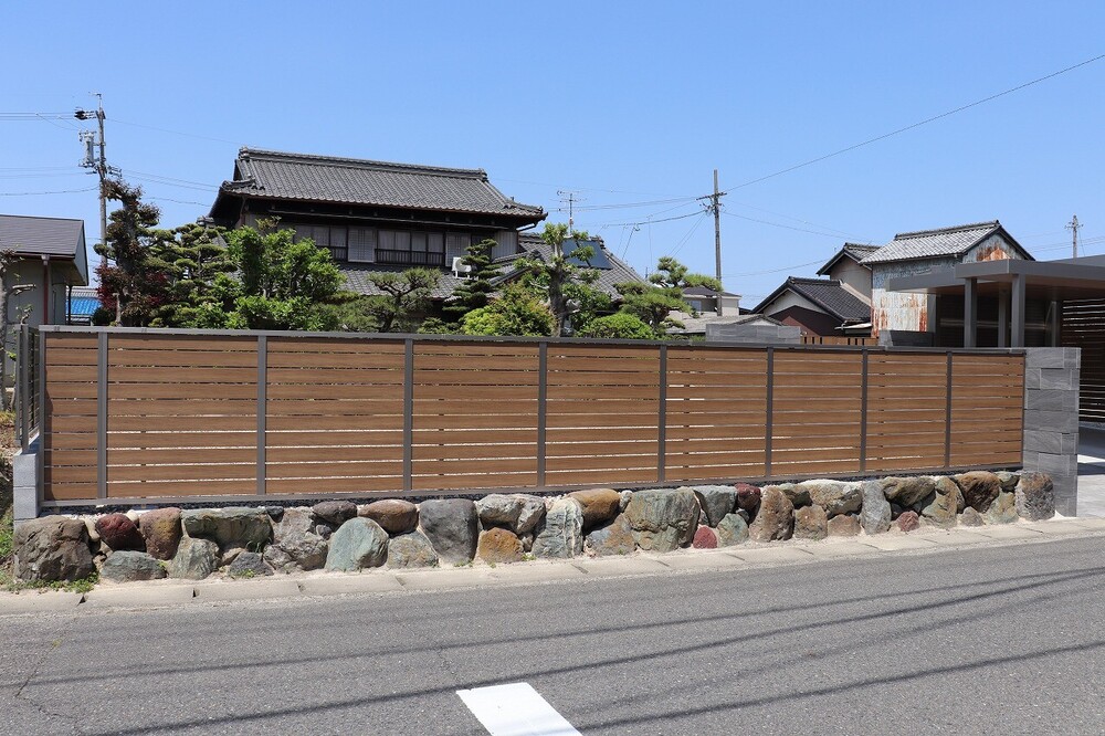 新設したフェンスと既存の石垣、建物、庭木がとてもマッチして、良い雰囲気となりました。