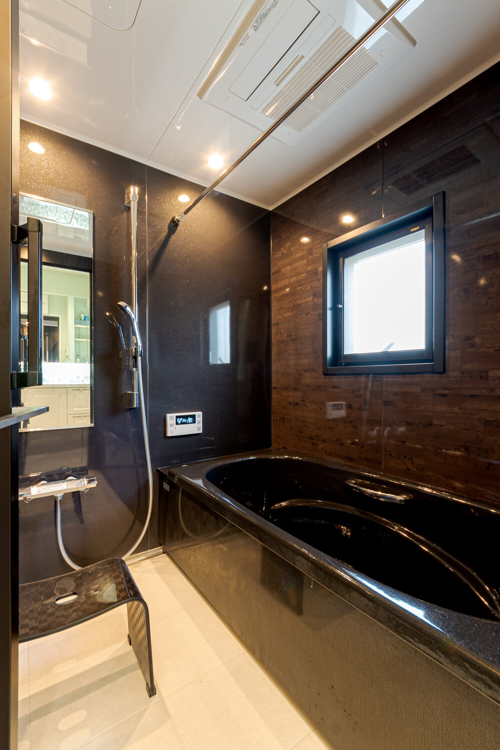 壁面のホーロークリーンパネルは、マグネットが付けられて機能性も抜群。また普段のお手入れは入浴後にシャワーとスポンジで洗い流すだけなので、お手入れもラクになりました。