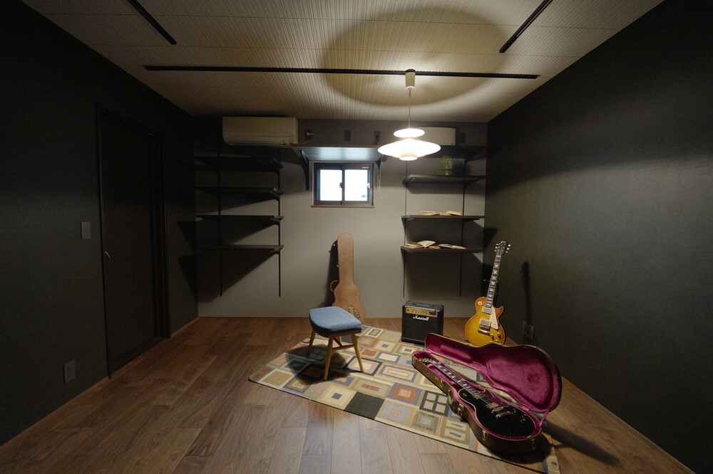 トイレ・簡単な水回り設備も完備し、また防音仕様の 5.1.2ch　８Kプロジェクターシアタールームとして作り変えました。ガラスもガス入りペア樹脂窓を２層で設置し、４層ガラス構造へ。防音ドア、消音コンセントや第一種熱交換防音換気扇なども採用。壁はすべて消音石膏ボード２重張りです。