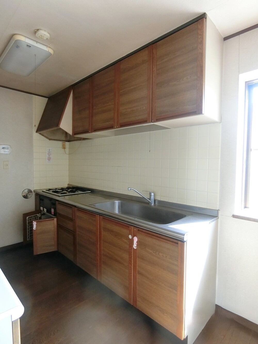 対面キッチンだと狭くなるため、リビングとつながる壁付けキッチンに。システムキッチンには、TOTOのザ・クラッソを採用。奥様の憧れのクリスタルカウンターは透明感が美しく、簡単なお手入れできれいに保てます。