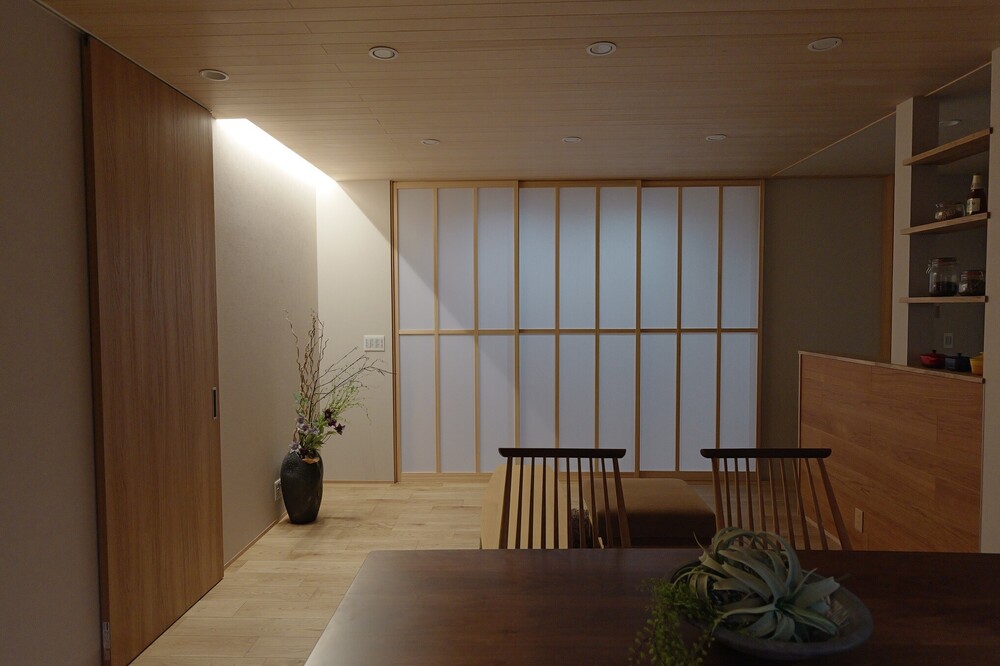 階段を移設する事で、ワンフロアで広々と使えるようになったLDK。また南面からの日射取得も障子で調整が可能で、プライバシー性も確保されます。障子を開ければ土間タイルテラスとしてLDKと一体で利用、障子を閉めれば和室へ来客を直接案内できるホールとしても利用可能。