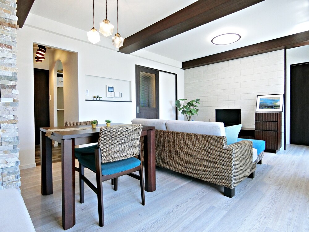 キッチンを奥へ移したことで、大きなソファを中心としたゆとりあるLDK空間に。壁面にスイッチニッチをつくったり、テレビ背面に大判のエコカラットを貼ったりと、細部までこだわりました。