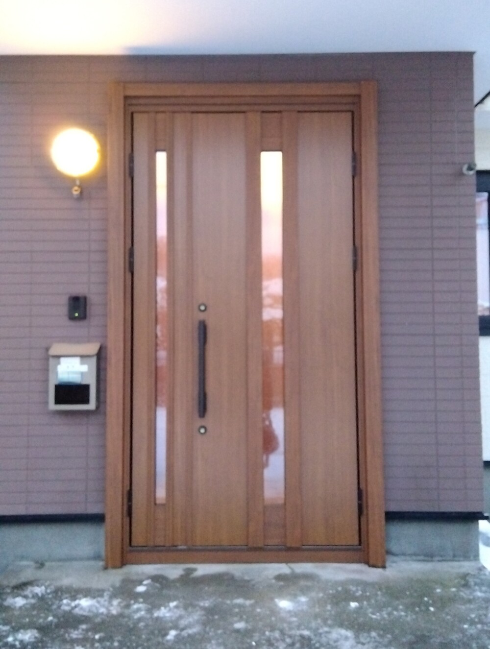 光が差し込む玄関ドア交換