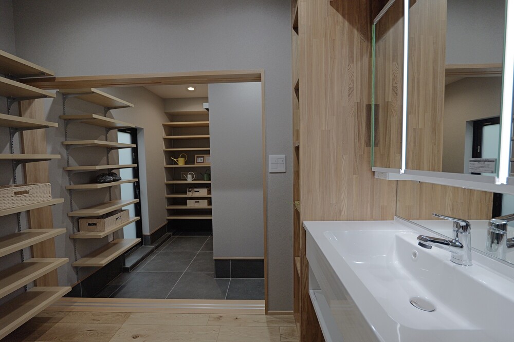 そんな既存玄関ホールは玄関クロークルームへと改装し、大幅に収納力をアップさせました。また玄関クロークから手洗い空間～LDKへとアクセスできる生活動線も確保しました。