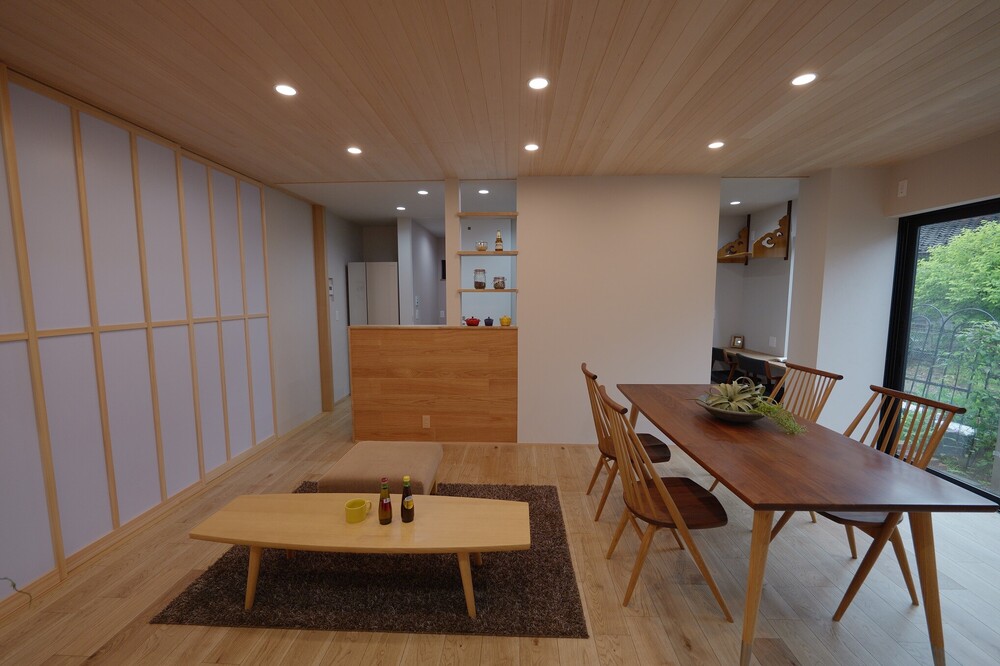 そんな北側の窓は減らし南面の空間とワンフロアで繋ぐ事で開放性を持たせつつ窓を減らし耐震性もアップさせました。またキッチンも北側の端にあったが、LDKの中心に配置する事で調理する人の心理面の改善。また家事動線を飛躍的に向上させました。