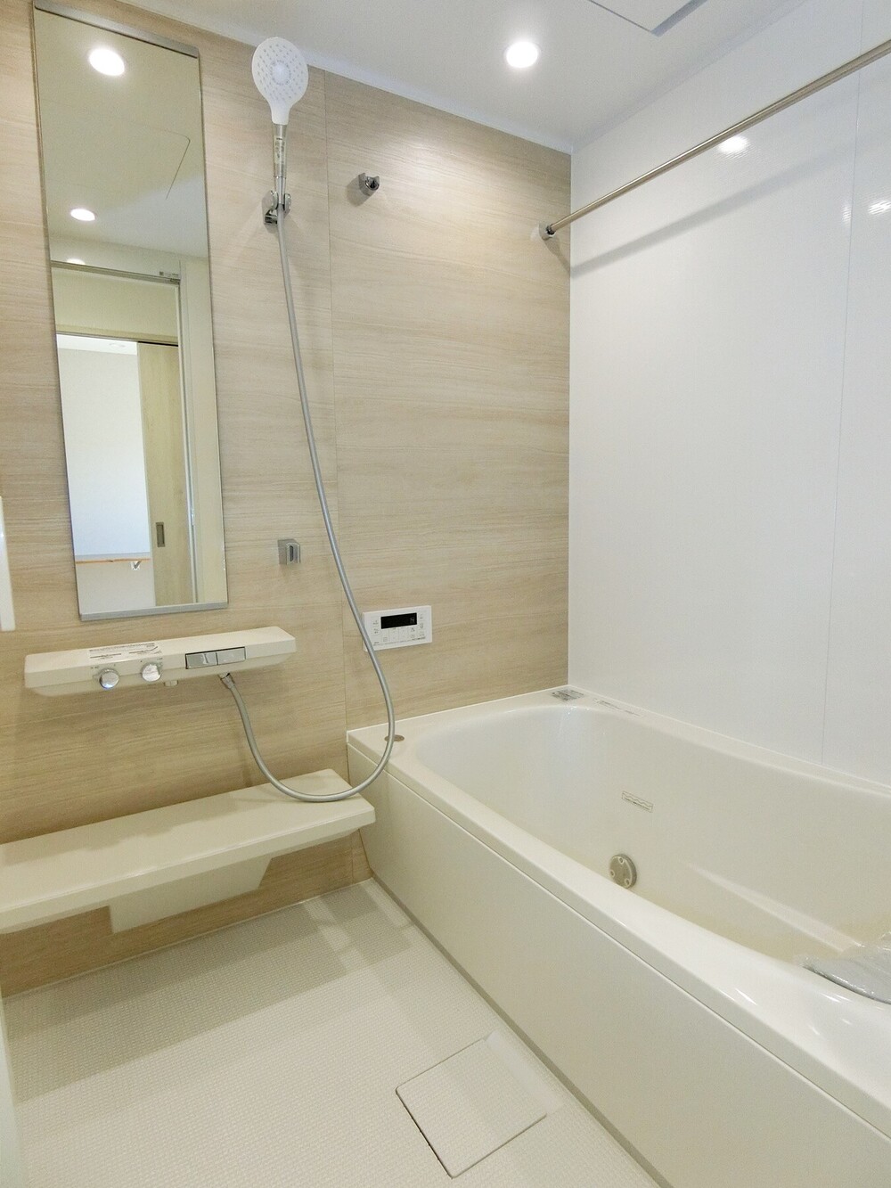 1416サイズ（内寸1400mm×1600mm）のユニットバスで、20cmのゆとりをプラス。お手入れもしやすく、リラックスできる浴室になりました。